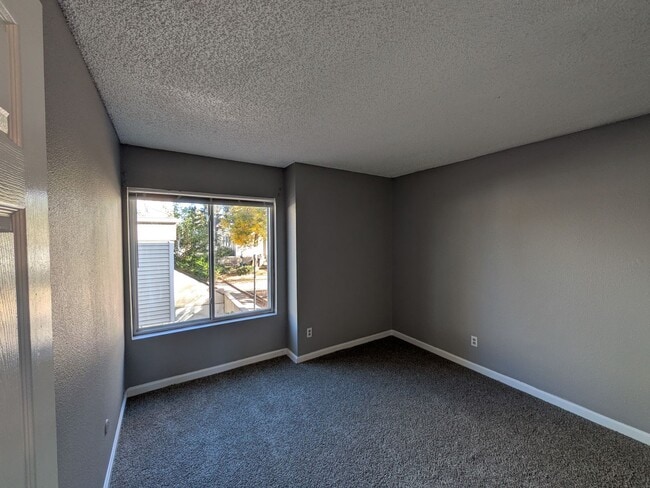 Building Photo - 2 Bedroom 1 Bathroom Condo available NOW!