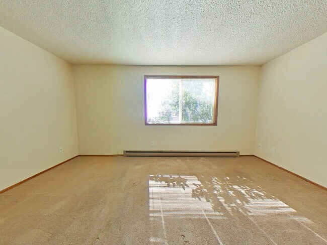 Building Photo - 2 Bedroom Apartment ~ Close to Campus
