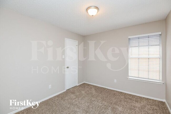 Building Photo - 609 Hollyberry Dr