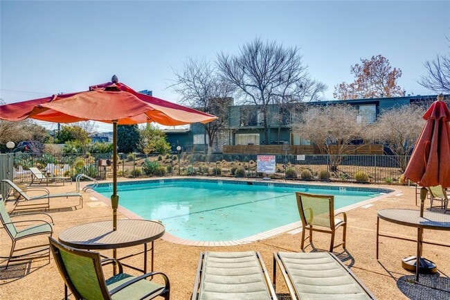 Building Photo - 1304 Mariposa Dr