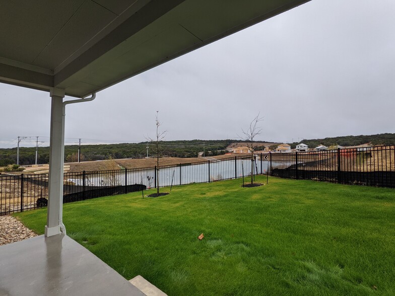 Covered porch / backyard - 100 Montauk Loop