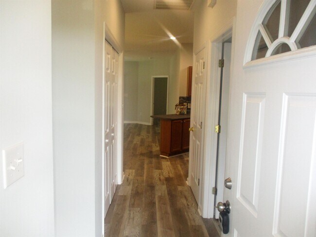 Building Photo - 100 Lazy Willow Ln