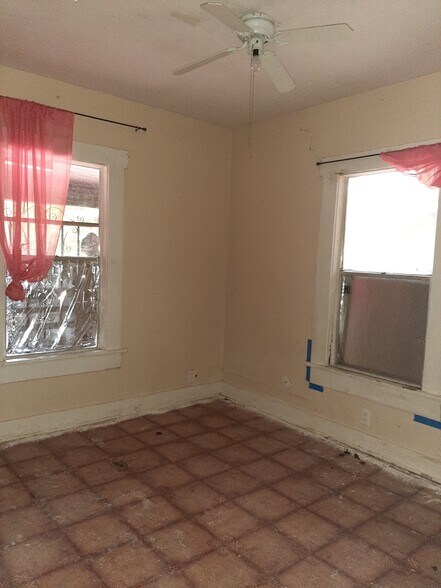 smaller bedroom - 1406 Aransas Ave
