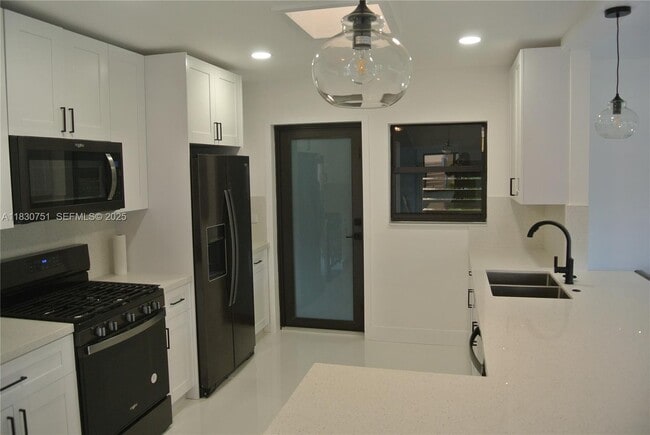 Building Photo - 10230 Dolphin Rd