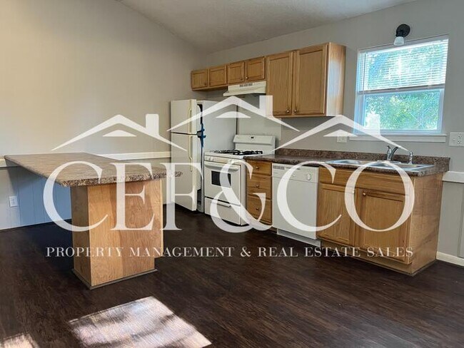 Building Photo - Upstairs Studio apartment available in Spa...