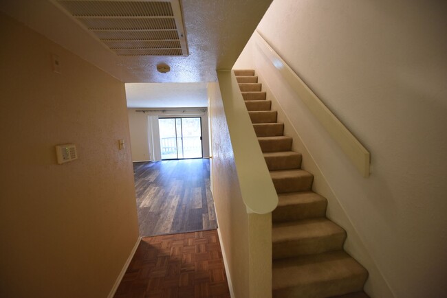 Building Photo - Spacious 2 story townhome in gated and gua...