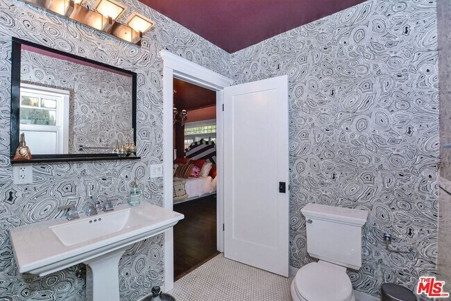 Building Photo - 2172 Argyle Ave