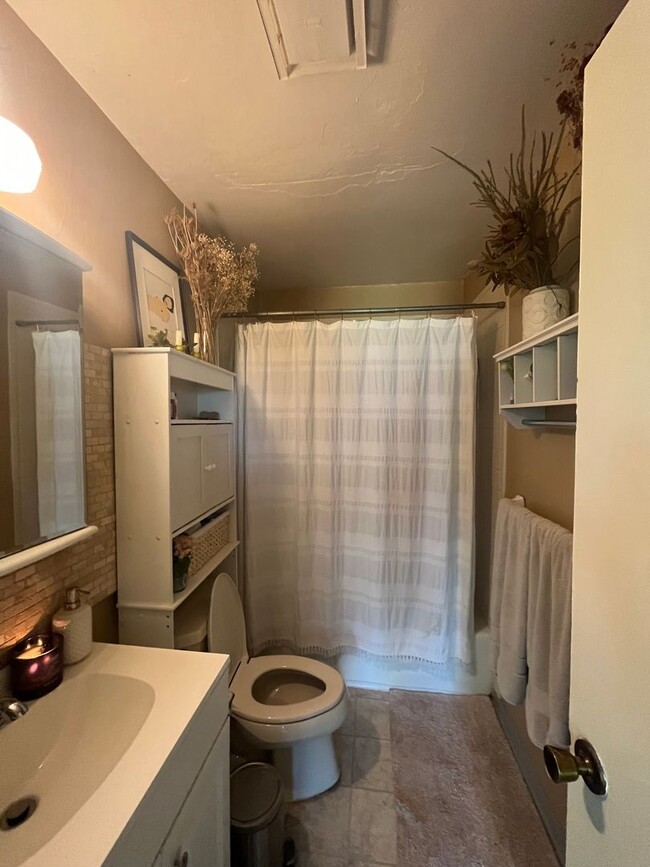 Building Photo - Cozy 2 Bed/1 Bath House, Park Like Setting...