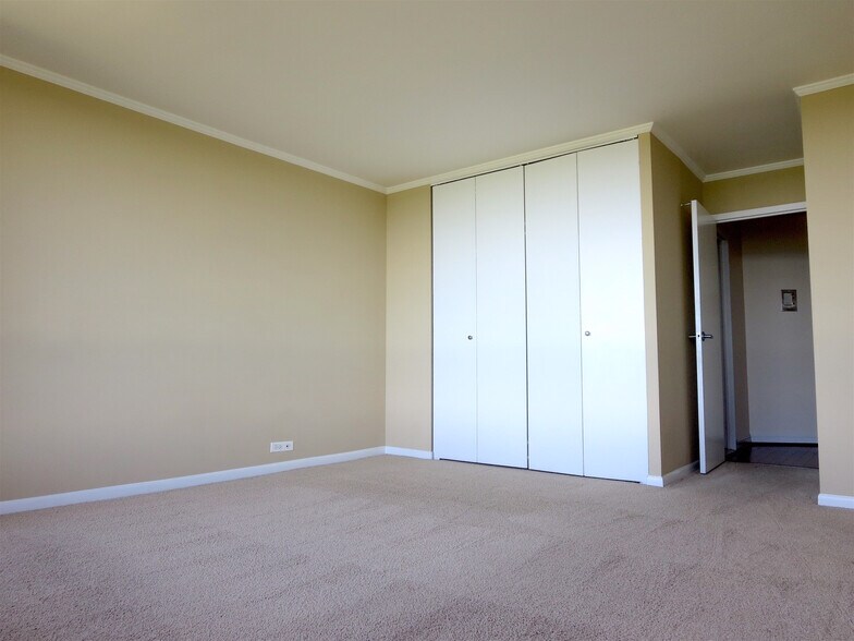 Building Photo - 5415 N Sheridan Rd