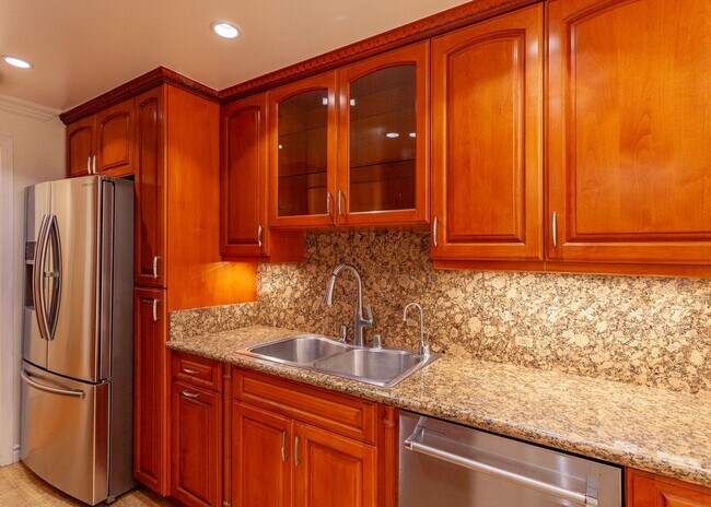 Building Photo - Stunning 2 Bed | 2 Bath Luxury Condo with ...