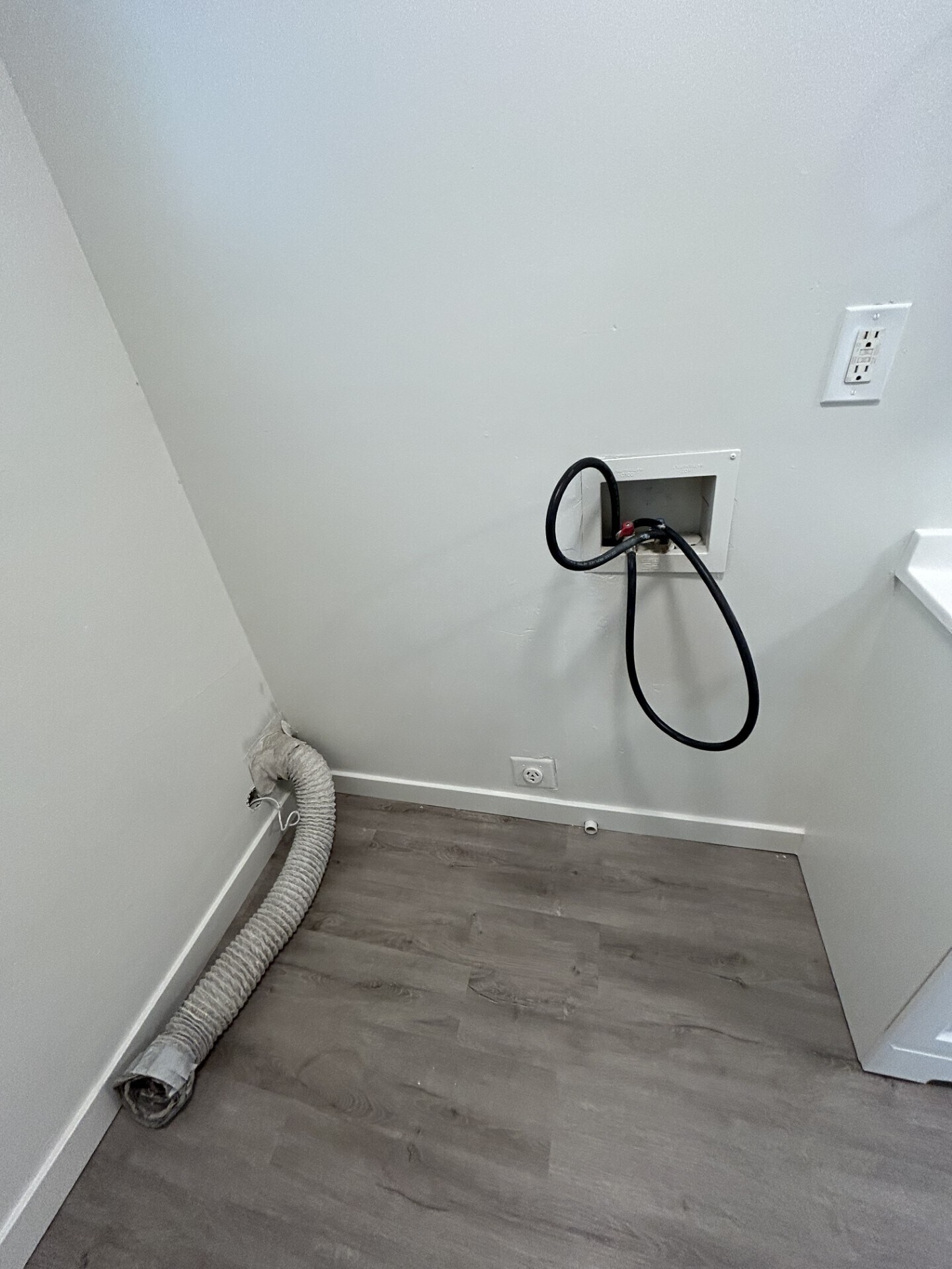 Building Photo - 951 N Redwood Rd