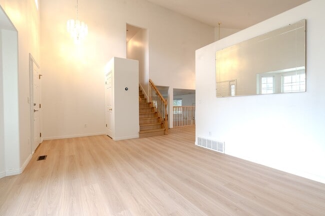 Building Photo - Beautiful Remodeled Home In Great Clinton Area