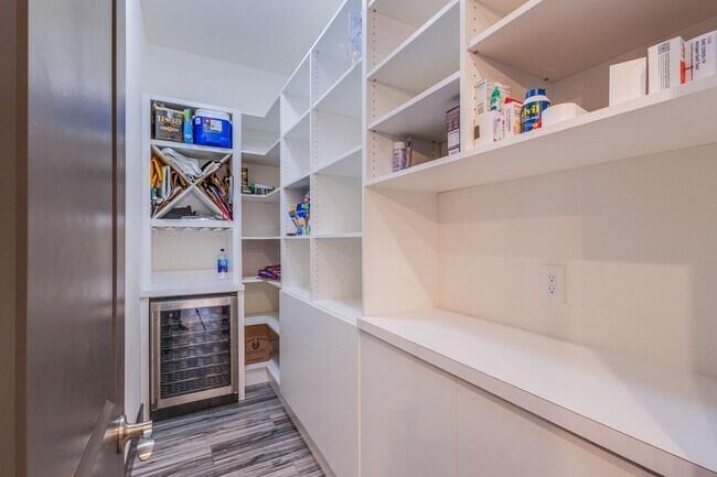 Building Photo - Stunning 5Bed/4.5 Bath home located in a prestigious guard gated community of Reverence in Summerlin