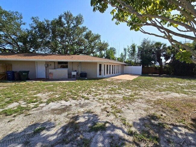 Building Photo - Charming 2BR/ 2BA/ 2 Car Garage - Near Phillippi Creek