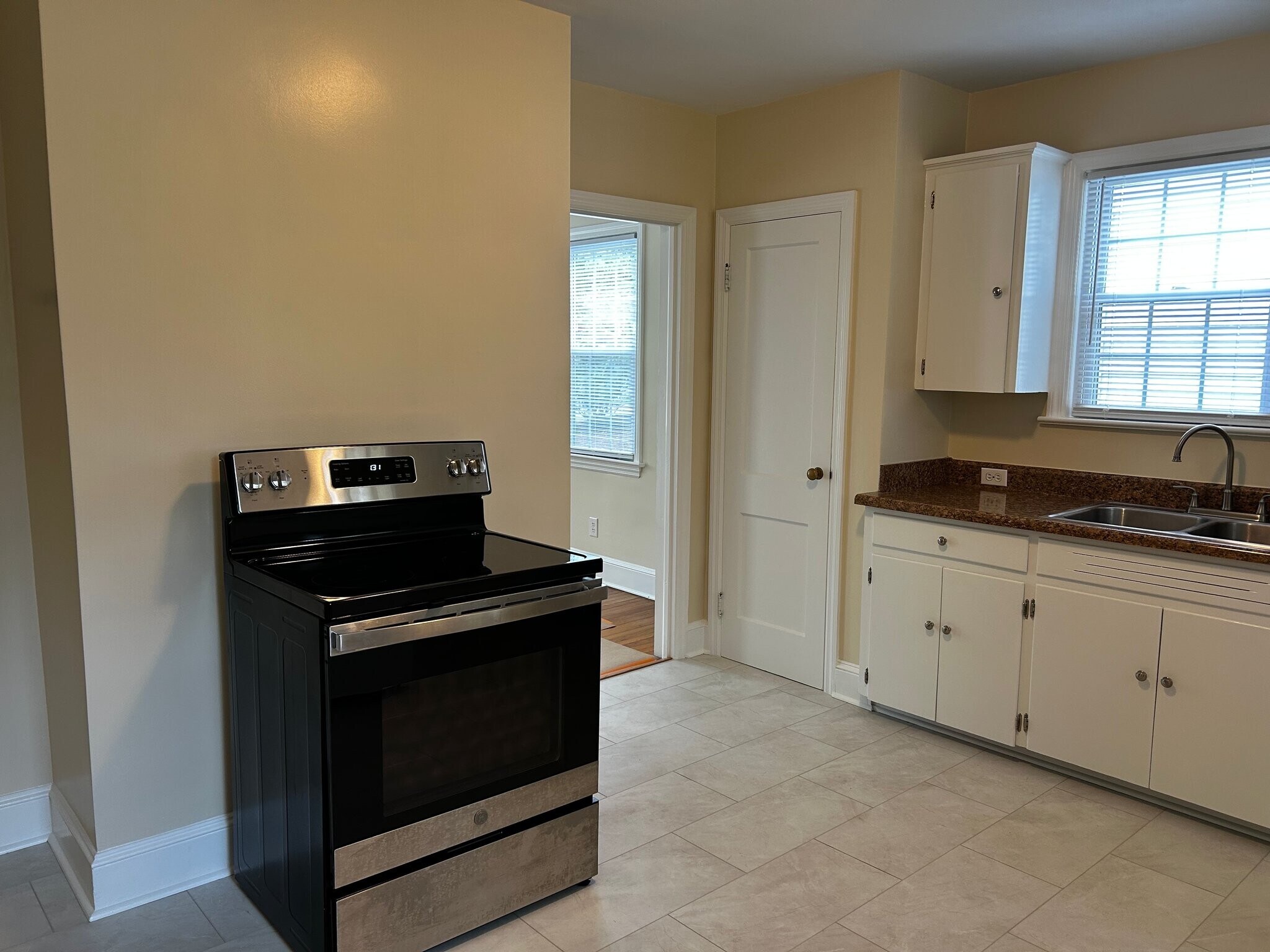 Building Photo - 423 E Radiance Dr