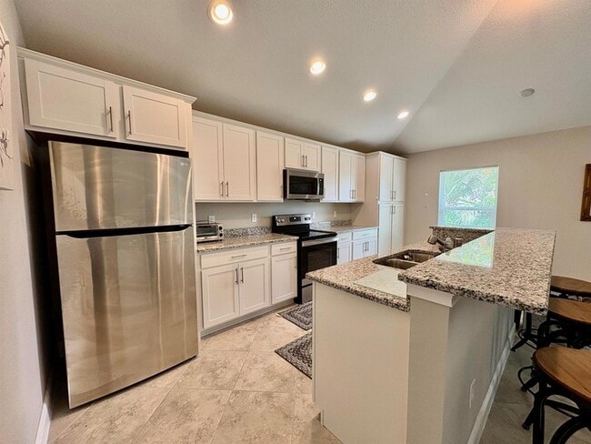 Building Photo - 713 SE East Ave