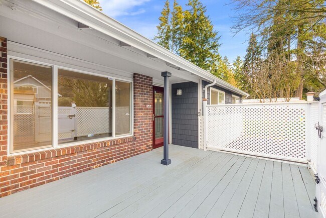 Building Photo - South Rose Hill 4 Bedroom with Entertainment Deck