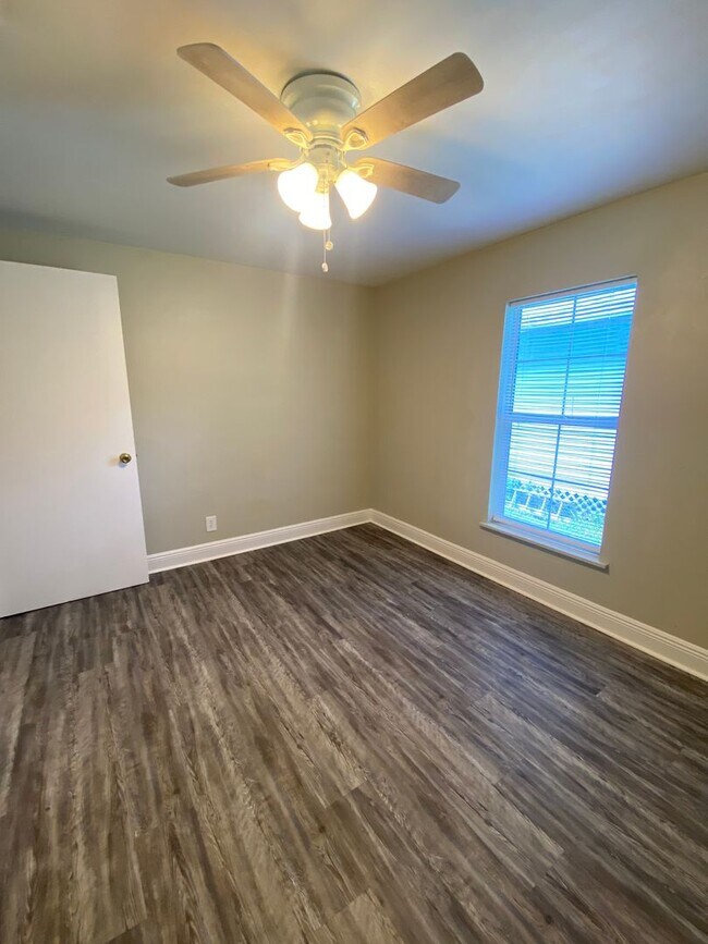 Building Photo - Walk to UF & Downtown!