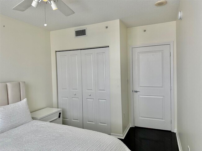 Building Photo - 347 N New River Dr E