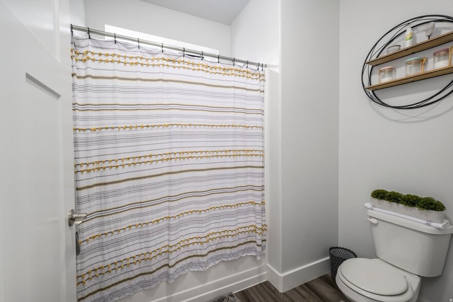 Building Photo - 1838 W Eaglewood Dr