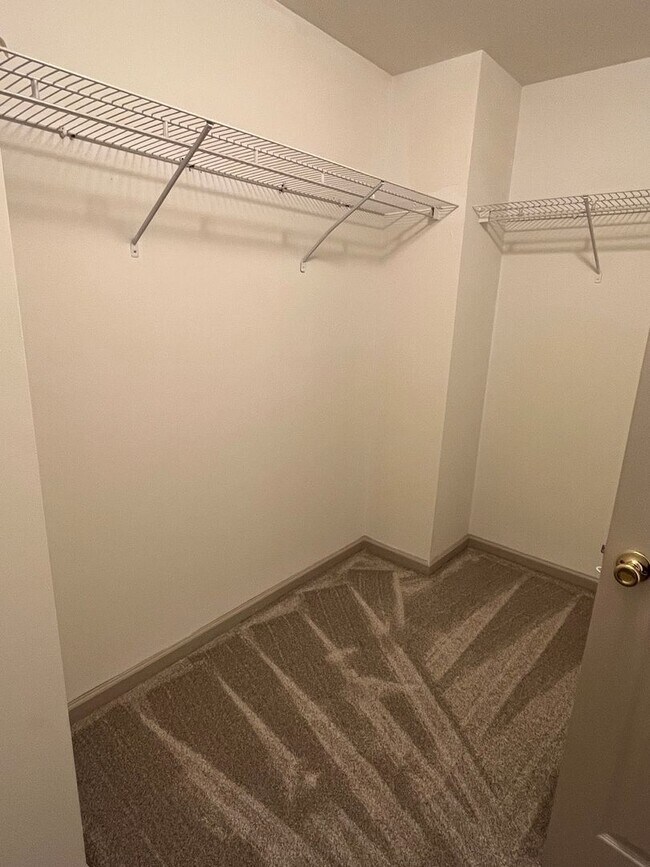 Building Photo - Refreshed 2 Bed Townhome in South Charlott...