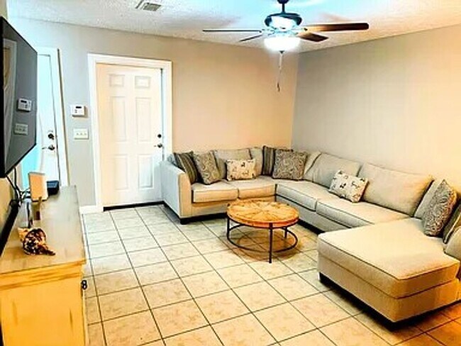 Building Photo - 2 Bedroom 1.5 Bath Near Navy Base