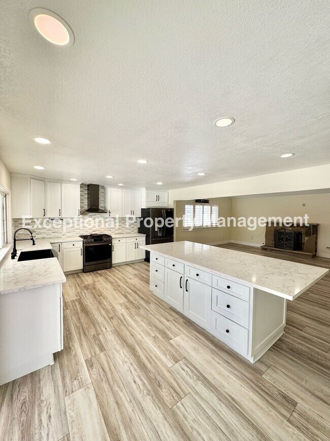 Building Photo - Ready to move in 4 bed 2 bath pool home!