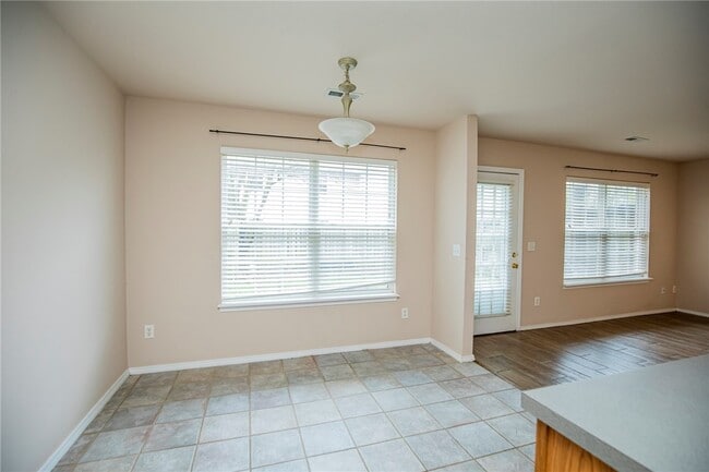 Building Photo - 903 W Peachtree Dr