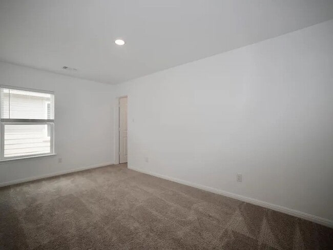 Building Photo - Spacious & Elegant One-Story Living in Stonebridge Crossing