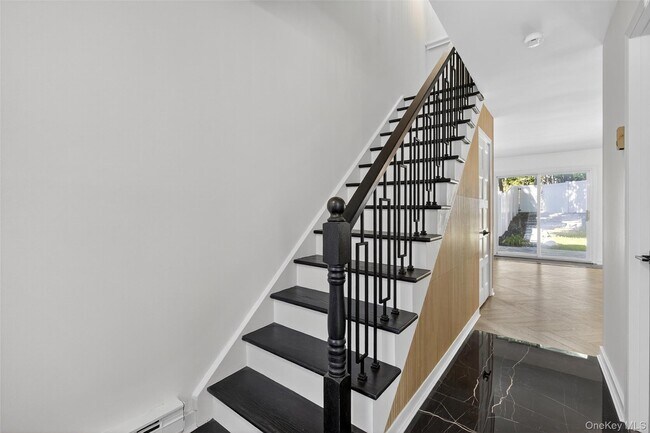 Building Photo - 8 Roundtree Ct