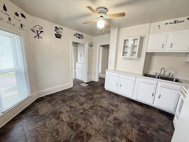 Building Photo - 311 W Mason St