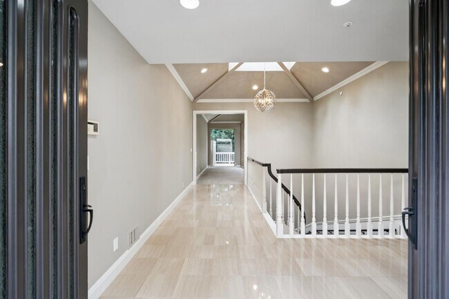Building Photo - Elegant Los Altos Townhouse Near Redwood Grove & Shoup Park