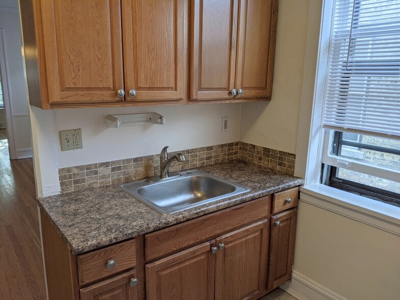 Building Photo - 731 Hinman Ave