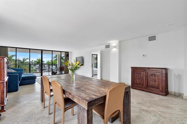 Primary Photo - 2575 S Bayshore Dr