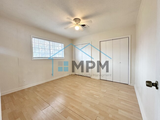 Building Photo - 13 W Elmwood Dr