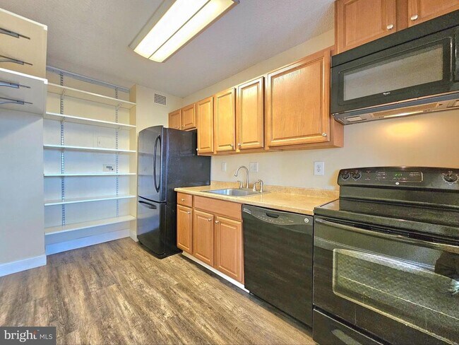 Building Photo - 2059 Huntington Ave