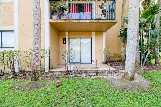Building Photo - 450 Palm Cir W