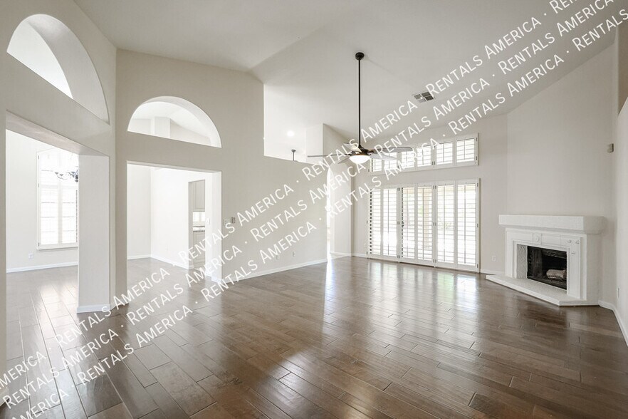 Building Photo - 1635 W Wisteria Dr