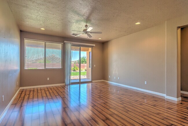 Building Photo - Beautiful Coral Canyon Home with Modern Up...