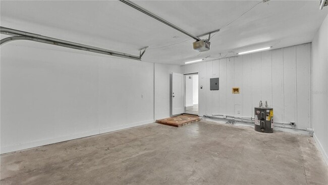 Building Photo - 2128 Sycamore Dr