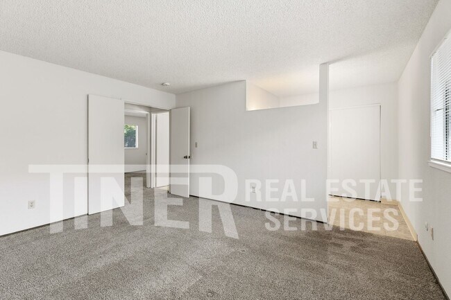 Building Photo - 10237 Country Way