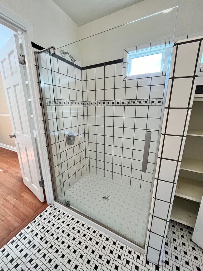 Building Photo - MOVE IN READY!! 2 BEDROOM 1 BATH W/OFFICES