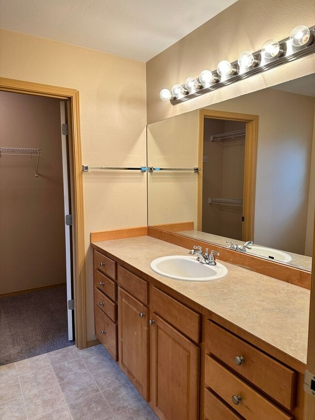 Building Photo - 2Bd/2.5Ba Maple Valley Townhouse