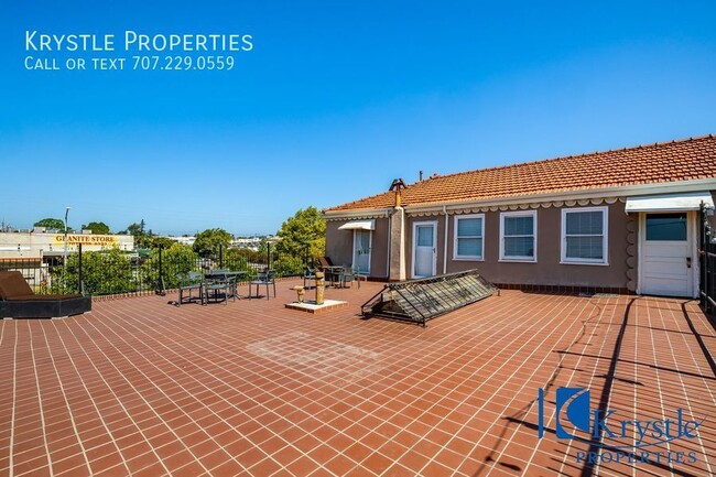 Building Photo - Spacious apartment with large patio