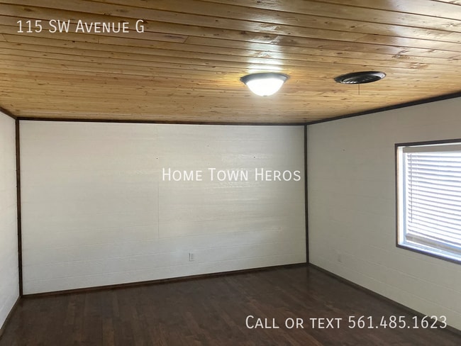 Building Photo - 115 SW Ave G