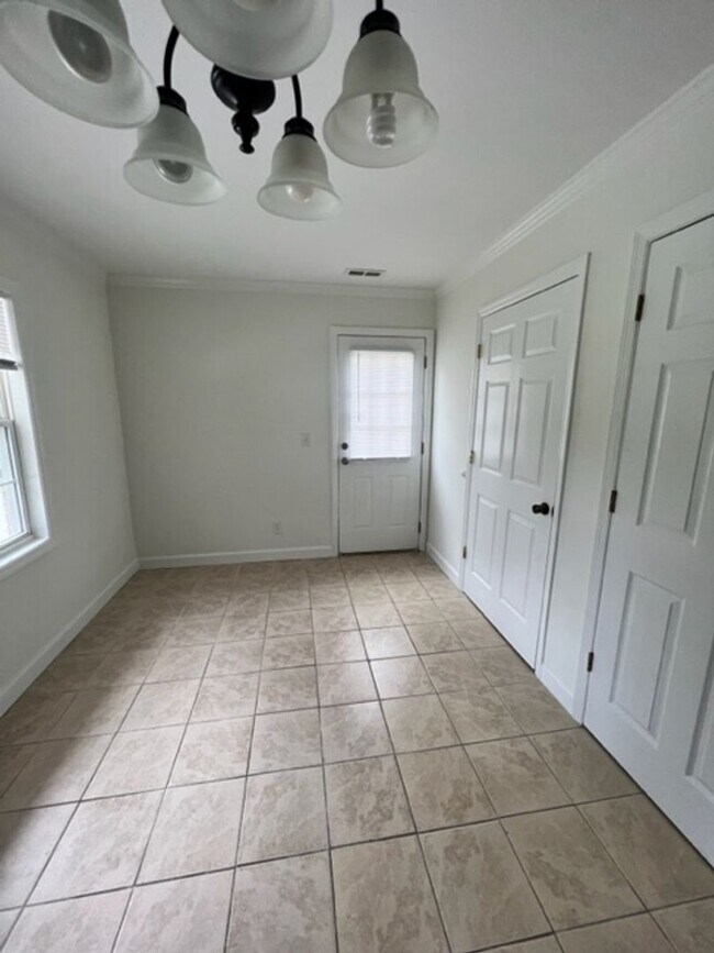 Building Photo - Three Bedroom in Ridgeland