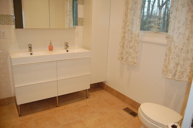 Building Photo - 5 BR Near Ft. Belvoir and Historic Mt. Vernon