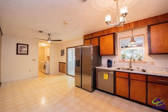Building Photo - 111 Briarwood Dr