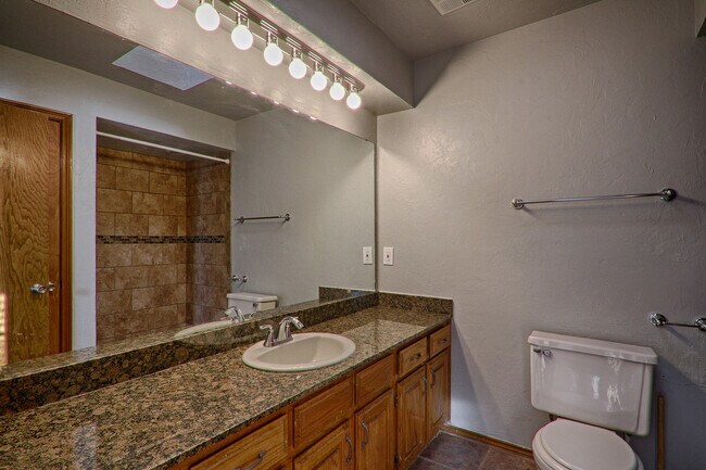 Building Photo - Beautiful house in Yukon 3 bed and 2 bath