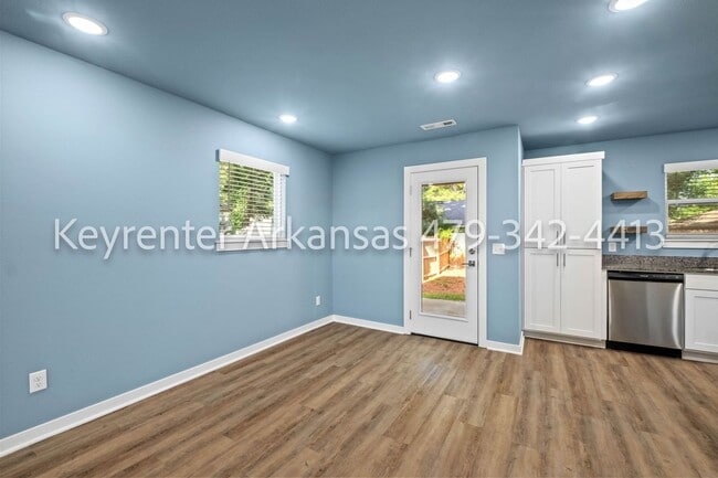 Building Photo - Beautiful 2 Bed, 3 Bath Home Just Off Weddington!